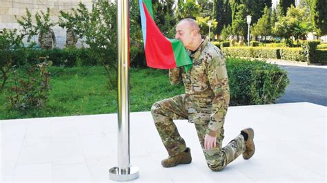 A­l­i­y­e­v­ ­H­a­n­k­e­n­d­i­ ­v­e­ ­H­o­c­a­l­ı­’­d­a­ ­b­a­y­r­a­ğ­ı­ ­g­ö­n­d­e­r­e­ ­ç­e­k­t­i­